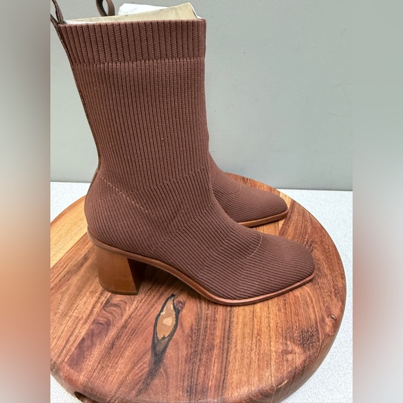 Dolce Vita Shoes - Dolce Vita Alaya Brown  Ribbed Booties Sz 7